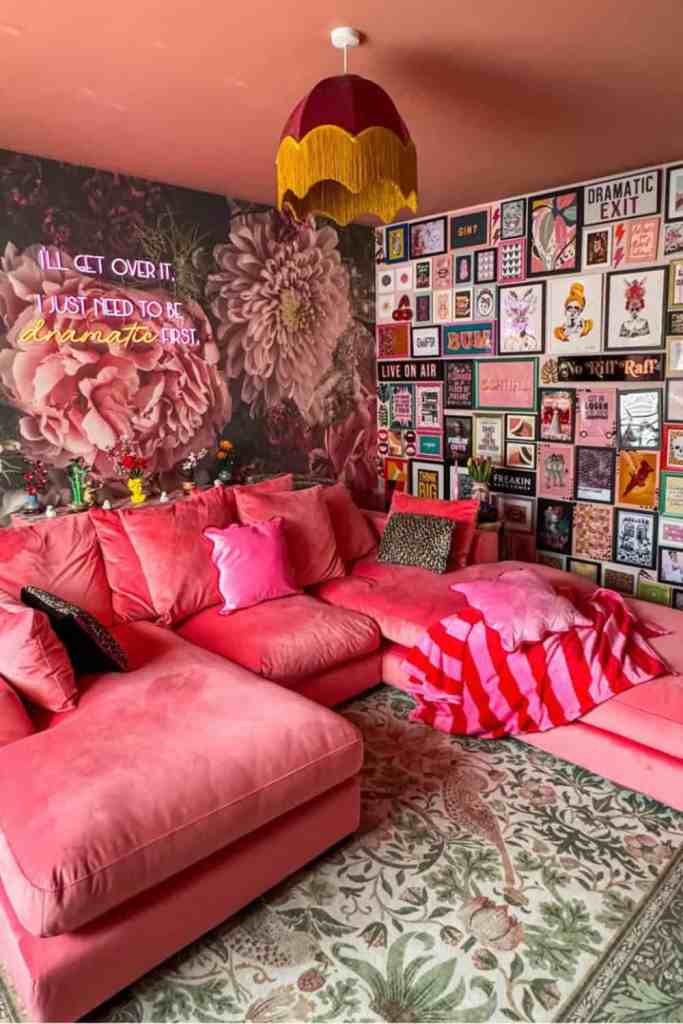 bold living room ideas with wallpaper